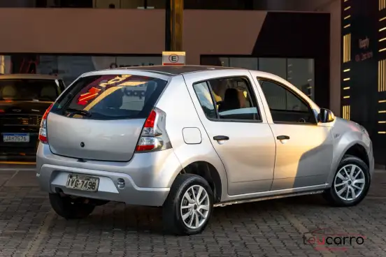 RENAULT-SANDERO-2013