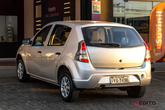 RENAULT-SANDERO-2013