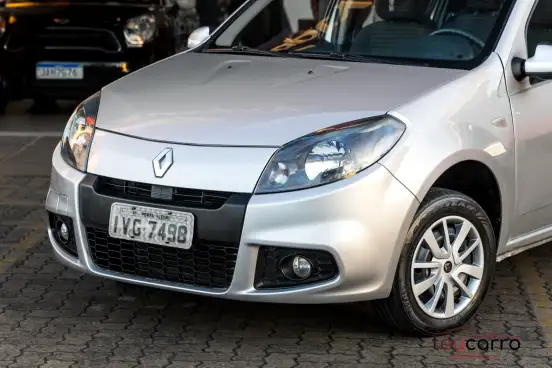 RENAULT-SANDERO-2013