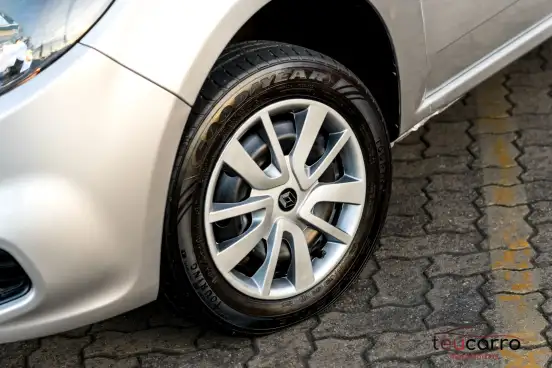 RENAULT-SANDERO-2013