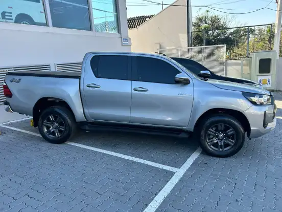 TOYOTA-HILUX-2.8 D-4D TURBO DIESEL CD SR 4X4 AUTOMÁTICO TOYOTA-HILUX-2023