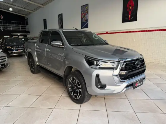 TOYOTA HILUX 2.8 D-4D TURBO DIESEL CD SRX 4X4 AUTOMÁTICO