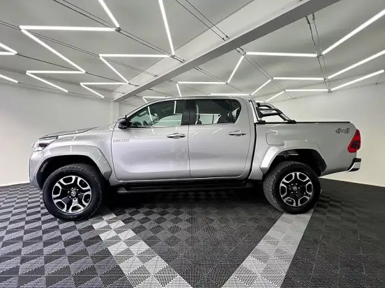 TOYOTA-HILUX-2.8 D-4D TURBO DIESEL CD SRX PLUS 4X4 AUTOMÁTICO TOYOTA-HILUX-2024