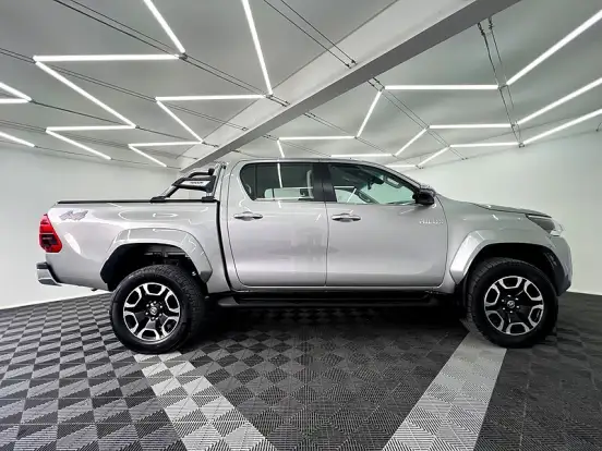 TOYOTA-HILUX-2.8 D-4D TURBO DIESEL CD SRX PLUS 4X4 AUTOMÁTICO TOYOTA-HILUX-2024