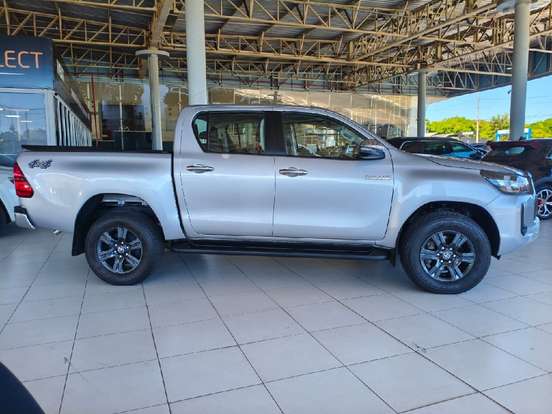TOYOTA-HILUX-2.8 D-4D TURBO DIESEL CD SR 4X4 AUTOMÁTICO TOYOTA-HILUX-2024