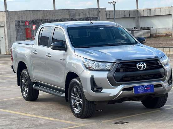 TOYOTA-HILUX-2.8 D-4D TURBO DIESEL CD SR 4X4 AUTOMÁTICO TOYOTA-HILUX-2023