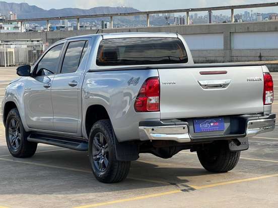 TOYOTA-HILUX-2.8 D-4D TURBO DIESEL CD SR 4X4 AUTOMÁTICO TOYOTA-HILUX-2023