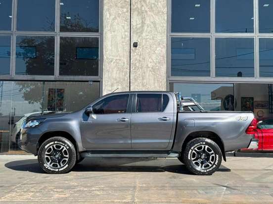 TOYOTA-HILUX-2021