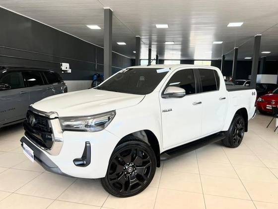 TOYOTA HILUX 2.8 D-4D TURBO DIESEL CD SRX 4X4 AUTOMÁTICO