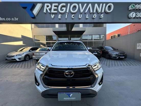 TOYOTA-HILUX-2.8 D-4D TURBO DIESEL CD SRX 4X4 AUTOMÁTICO TOYOTA-HILUX-2025