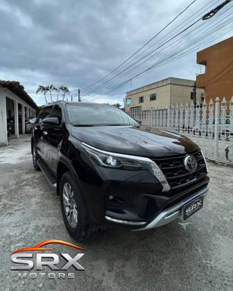 TOYOTA HILUX 2.8 D-4D TURBO DIESEL CD SRX 4X4 AUTOMÁTICO