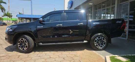 TOYOTA-HILUX-2.8 D-4D TURBO DIESEL CD SRX 4X4 AUTOMÁTICO TOYOTA-HILUX-2025