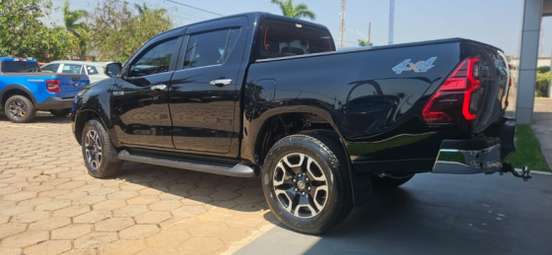 TOYOTA-HILUX-2025
