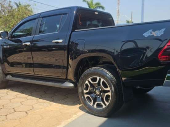 TOYOTA-HILUX-2.8 D-4D TURBO DIESEL CD SRX 4X4 AUTOMÁTICO TOYOTA-HILUX-2025