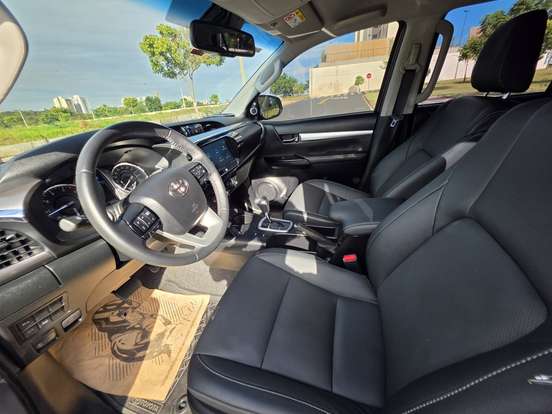 TOYOTA-HILUX-2.8 D-4D TURBO DIESEL CD SRX 4X4 AUTOMÁTICO TOYOTA-HILUX-2025