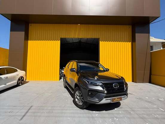 TOYOTA-HILUX-2.8 D-4D TURBO DIESEL CD SRX LIMITED 4X4 AUTOMÁTICO TOYOTA-HILUX-2023