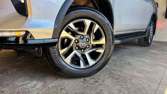 TOYOTA-HILUX-2.8 D-4D TURBO DIESEL CD SRX PLUS 4X4 AUTOMÁTICO TOYOTA-HILUX-2025
