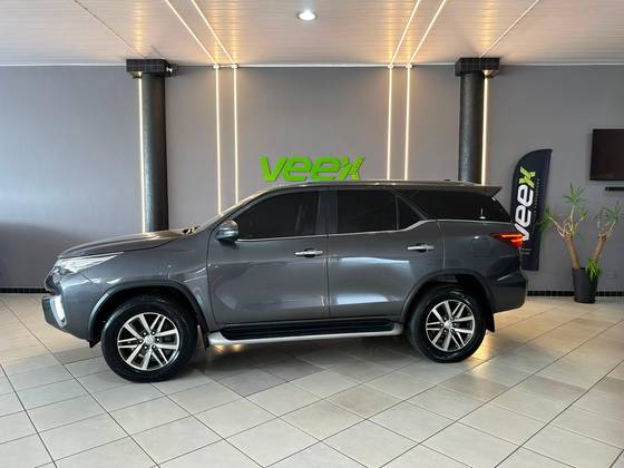 TOYOTA HILUX 2.8 SRX 4X4 CD 16V DIESEL 4P AUTOMÁTICO
