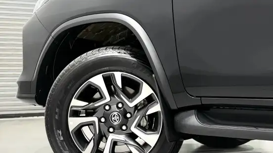 TOYOTA-HILUX SW4-2024
