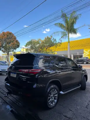 TOYOTA-HILUX SW4-2.8 D-4D TURBO DIESEL SRX 7L 4X4 AUTOMÁTICO TOYOTA-HILUX SW4-2023