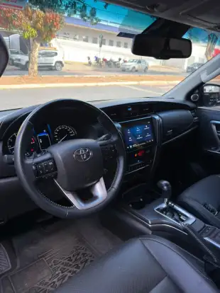 TOYOTA-HILUX SW4-2023