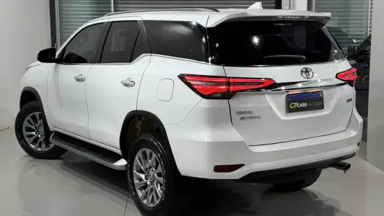 TOYOTA-HILUX SW4-2023