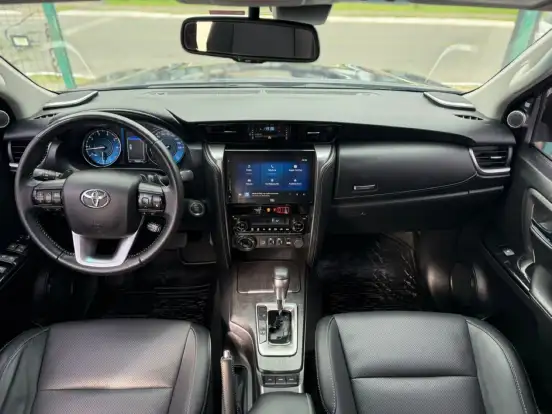 TOYOTA-HILUX SW4-2024