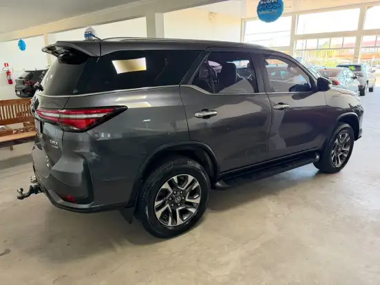 TOYOTA-HILUX SW4-2023