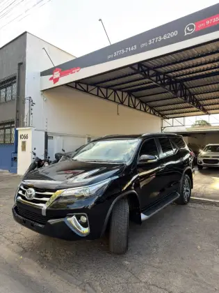 TOYOTA HILUX SW4 2.8 SRX 4X4 7 LUGARES 16V TURBO INTERCOOLER DIESEL 4P AUTOMÁTICO