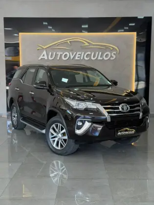 TOYOTA HILUX SW4 2.8 SRX 4X4 7 LUGARES 16V TURBO INTERCOOLER DIESEL 4P AUTOMÁTICO