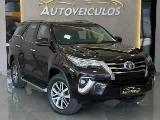 TOYOTA-HILUX SW4-2.8 SRX 4X4 7 LUGARES 16V TURBO INTERCOOLER DIESEL 4P AUTOMÁTICO TOYOTA-HILUX SW4-2019