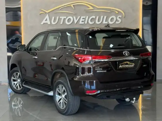 TOYOTA-HILUX SW4-2.8 SRX 4X4 7 LUGARES 16V TURBO INTERCOOLER DIESEL 4P AUTOMÁTICO TOYOTA-HILUX SW4-2019