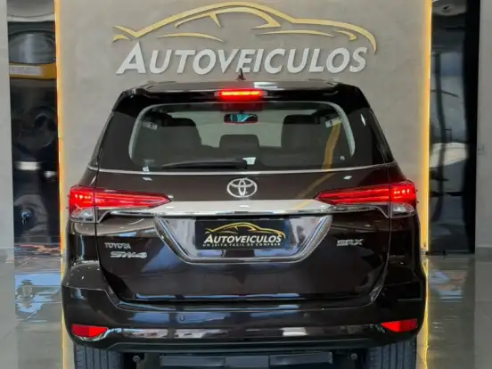 TOYOTA-HILUX SW4-2.8 SRX 4X4 7 LUGARES 16V TURBO INTERCOOLER DIESEL 4P AUTOMÁTICO TOYOTA-HILUX SW4-2019