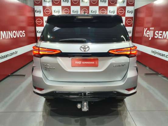 TOYOTA-HILUX SW4-2024