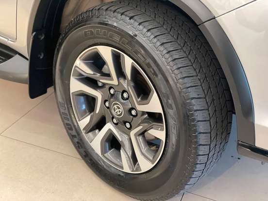 TOYOTA-HILUX SW4-2.8 D-4D TURBO DIESEL DIAMOND 7L 4X4 AUTOMÁTICO TOYOTA-HILUX SW4-2023