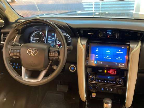 TOYOTA-HILUX SW4-2.8 D-4D TURBO DIESEL DIAMOND 7L 4X4 AUTOMÁTICO TOYOTA-HILUX SW4-2023