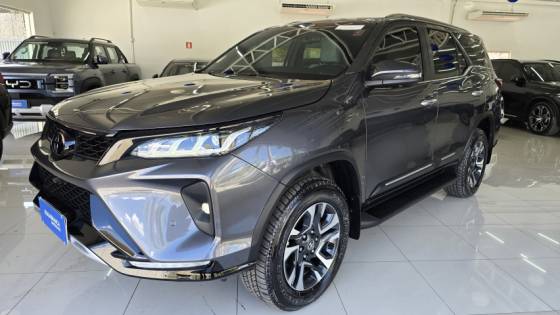 TOYOTA HILUX SW4 2.8 D-4D TURBO DIESEL DIAMOND 7L 4X4 AUTOMÁTICO