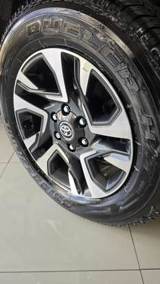 TOYOTA-HILUX SW4-2025