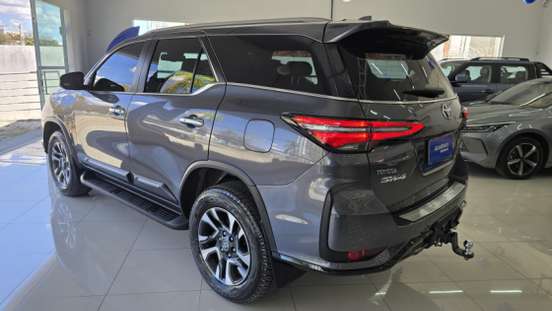 TOYOTA-HILUX SW4-2025