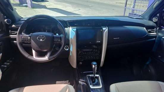 TOYOTA-HILUX SW4-2025