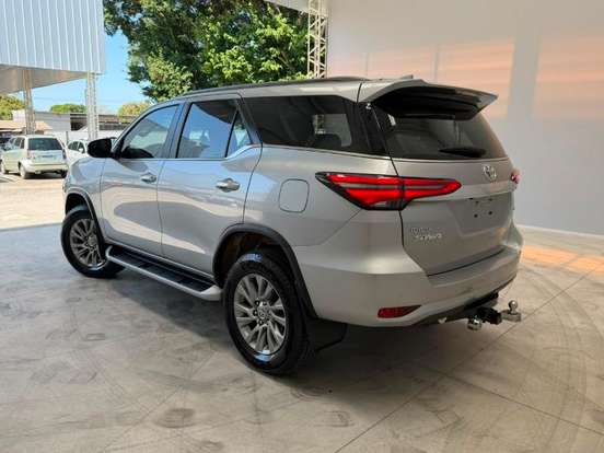 TOYOTA-HILUX SW4-2023