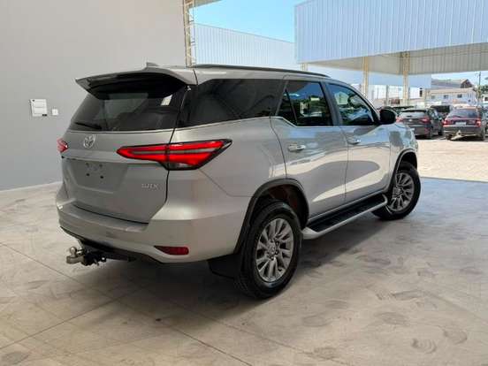 TOYOTA-HILUX SW4-2023