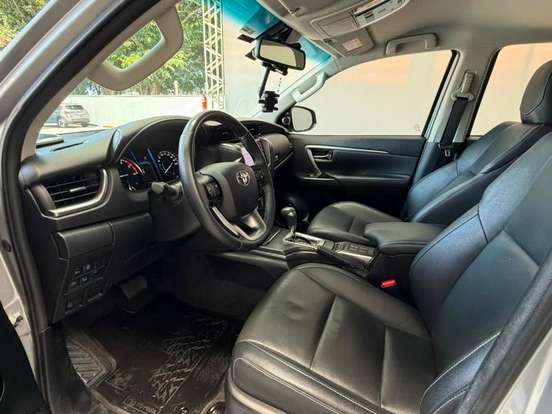 TOYOTA-HILUX SW4-2.8 D-4D TURBO DIESEL SRX 4X4 AUTOMÁTICO TOYOTA-HILUX SW4-2023