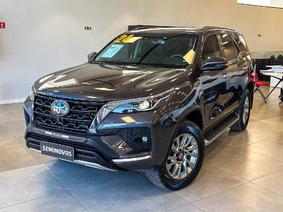 TOYOTA HILUX SW4 2.8 D-4D TURBO DIESEL SRX 7L 4X4 AUTOMÁTICO