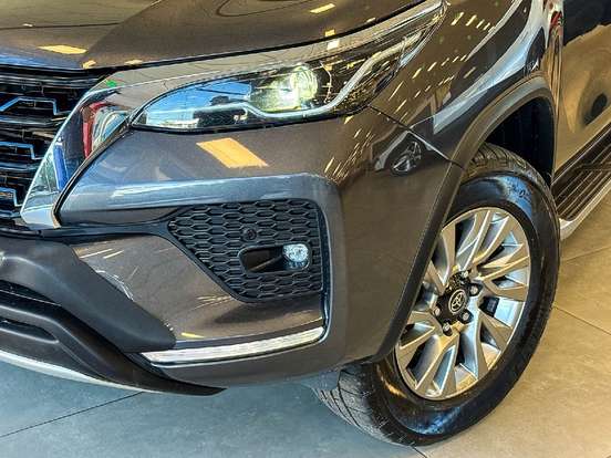 TOYOTA-HILUX SW4-2023