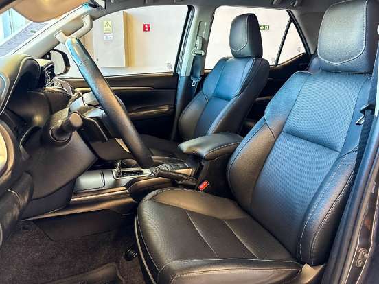 TOYOTA-HILUX SW4-2.8 D-4D TURBO DIESEL SRX 7L 4X4 AUTOMÁTICO TOYOTA-HILUX SW4-2023