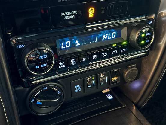 TOYOTA-HILUX SW4-2023