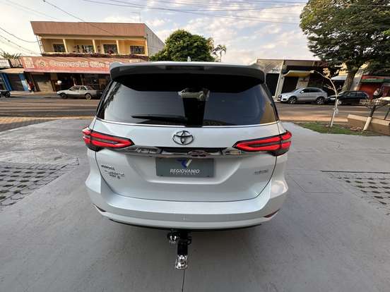 TOYOTA-HILUX SW4-2023