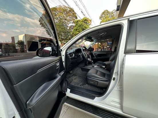 TOYOTA-HILUX SW4-2.8 D-4D TURBO DIESEL SRX 7L 4X4 AUTOMÁTICO TOYOTA-HILUX SW4-2023