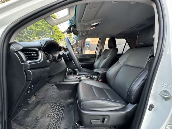 TOYOTA-HILUX SW4-2.8 D-4D TURBO DIESEL SRX 7L 4X4 AUTOMÁTICO TOYOTA-HILUX SW4-2023